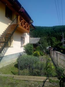 ein Haus mit einer Seitentreppe in der Unterkunft Садиба у Богдана in Skole