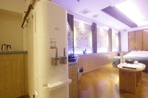 La cuisine est équipée d'un grand réfrigérateur blanc et d'une table. dans l'établissement WATER HOTEL Cy (Audlt Only), à Machida