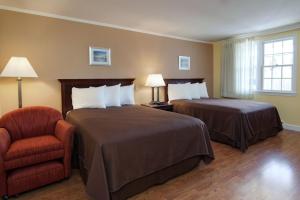 Кровать или кровати в номере Cape Cod Harbor House Inn