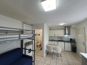 um quarto com um beliche e uma cozinha em Le Cosy de Tasdon em La Rochelle