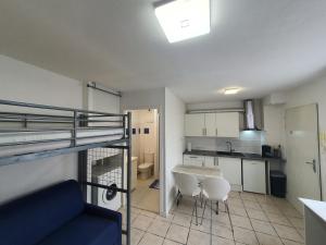 a room with a bunk bed and a kitchen at Le Cosy de Tasdon in La Rochelle