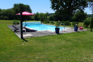 Bazén v ubytování Lovely gites with private pool, privacy & spacious garden nebo v jeho okolí