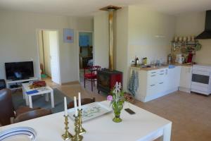 een keuken en een woonkamer met een tafel met kaarsen bij Lovely gites with private pool, privacy & spacious garden in Saint-Étienne-de-Villeréal