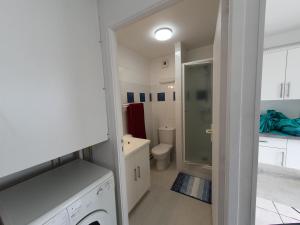uma casa de banho com um chuveiro, um WC e um lavatório. em Le Cosy de Tasdon em La Rochelle