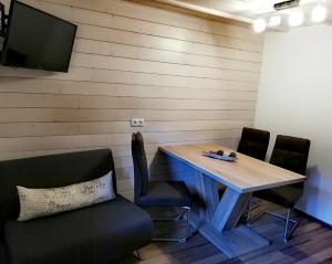 ein Esszimmer mit einem Holztisch und Stühlen in der Unterkunft Haus Vordertiefenbach in Wagrain