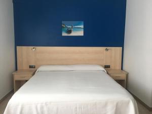A bed or beds in a room at Hotel Rias Baixas