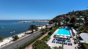 a view of a swimming pool and the ocean at Grand Hotel Arenzano in Arenzano