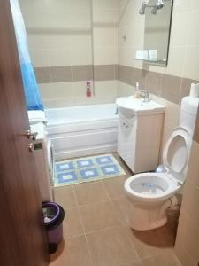 y baño con aseo, bañera y lavamanos. en Apartament Yfu Mamaia Nord, en Mamaia Nord – Năvodari