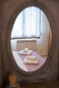 duas toalhas estão sentadas numa cama num espelho em Anamniseis em Agreliá