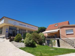 a building with a sign on the front of it at O Refuxio de la Jerezana in Redondela