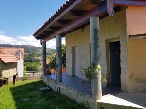 a house with a porch with columns at O Refuxio de la Jerezana in Redondela