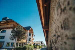 un edificio con un albero di fronte di Stadtvilla Schladming Boutiquehotel a Schladming
