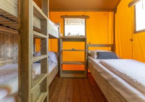 Postel nebo postele na pokoji v ubytování Fisherman's glamping village + 37 fotografií