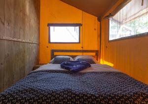 Postel nebo postele na pokoji v ubytování Fisherman's glamping village