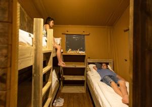 Postel nebo postele na pokoji v ubytování Fisherman's glamping village