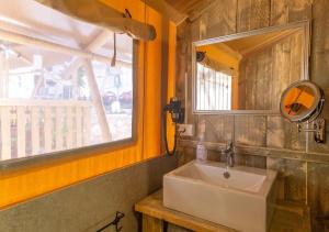 Koupelna v ubytování Fisherman's glamping village