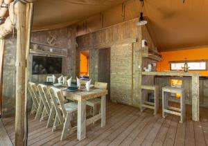 Kuchyň nebo kuchyňský kout v ubytování Fisherman's glamping village