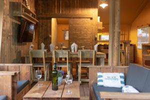 Posezení v ubytování Fisherman's glamping village