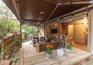 Balkón nebo terasa v ubytování Fisherman's glamping village