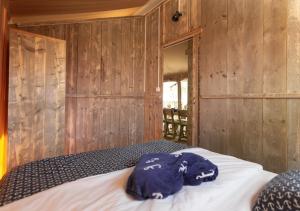 Postel nebo postele na pokoji v ubytování Fisherman's glamping village