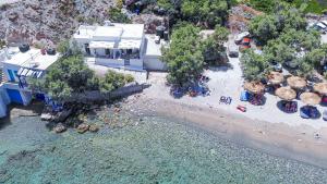 - une vue aérienne sur une plage avec un complexe dans l'établissement Milinon Suites, à Firopótamos