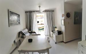 een woonkamer met een tafel en een bank bij Lindo apartamento dúplex in Salvador