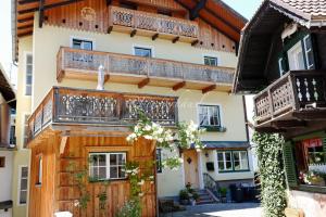 Una casa con balcones de madera a los lados. en Fischerhaus Sankt Wolfgang Appartement 1, en St. Wolfgang