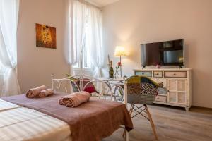 een slaapkamer met een bed en een tafel en een televisie bij Old City Romantic Studios 3 in Pula
