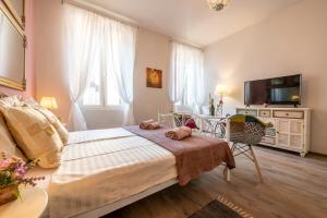 sypialnia z łóżkiem z dwoma pluszakami w obiekcie Old City Romantic Studios 3 w Puli