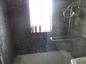 Ett badrum på Always Inn San Clemente Bed & Breakfast by Elevate Rooms