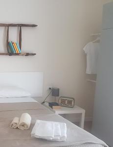 um quarto com uma cama e um relógio sobre uma mesa em Affittacamere La Scala em Lecco