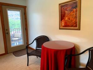 una mesa con un mantel rojo en una habitación en Slot Canyons Inn Bed & Breakfast, en Escalante 62 fotos más