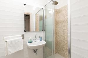 Un baño con lavabo y ducha en Stars Luxury Apartments 1, en Roma 37 fotos más