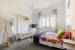 un dormitorio con una cama y un espejo en Stars Luxury Apartments 1, en Roma