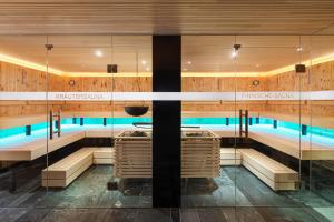 Bazén v ubytování Hotel Goldener Adler - im Sommer Silvretta Card Premium inkludiert nebo v jeho okolí