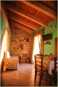 a living room with a couch and a table and a window at B&B L'Arabatana in Pietrapertosa