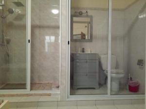 a bathroom with a toilet and a glass shower at POUSADA O RECANTO in Paul