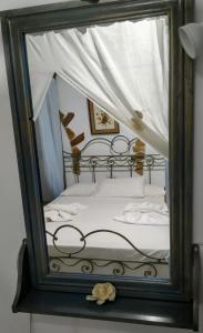 a picture of a bed in a mirror at Angelika in Alinda