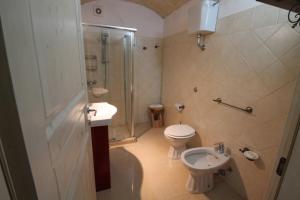 A bathroom at B&B Pietramare