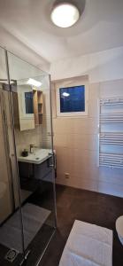 Et badeværelse på Apartments Bergblick