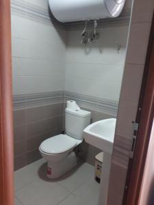 un bagno con un water e un lavandino di Bona's Home a Tushemisht