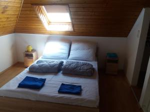Posteľ alebo postele v izbe v ubytovaní Major apartman