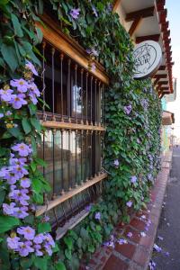 un edificio con una ventana con flores. en Casa Ruta Sur en Cali