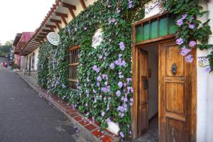 a building with flowers on the side of it at Casa Ruta Sur in Cali