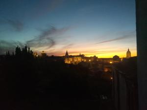 Východ nebo západ slunce při pohledu z hostelu nebo okolí