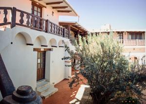 a courtyard of a building with a balcony at Hotel Santa Mónica in Potosí