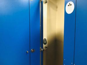 a pair of blue doors in a locker room at Alberg Deltebre Xanascat in Deltebre