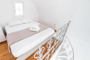 Postel nebo postele na pokoji v ubytování LavaRock Santorini