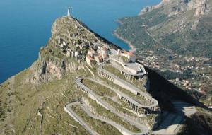um grupo de estradas sinuosas no lado de uma montanha em La Casa di Pietro em Sapri