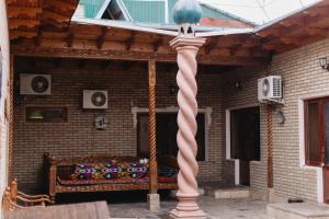 un poste con una luz en la parte superior de un patio en Trip.LE Hostel Samarkand, en Samarkand